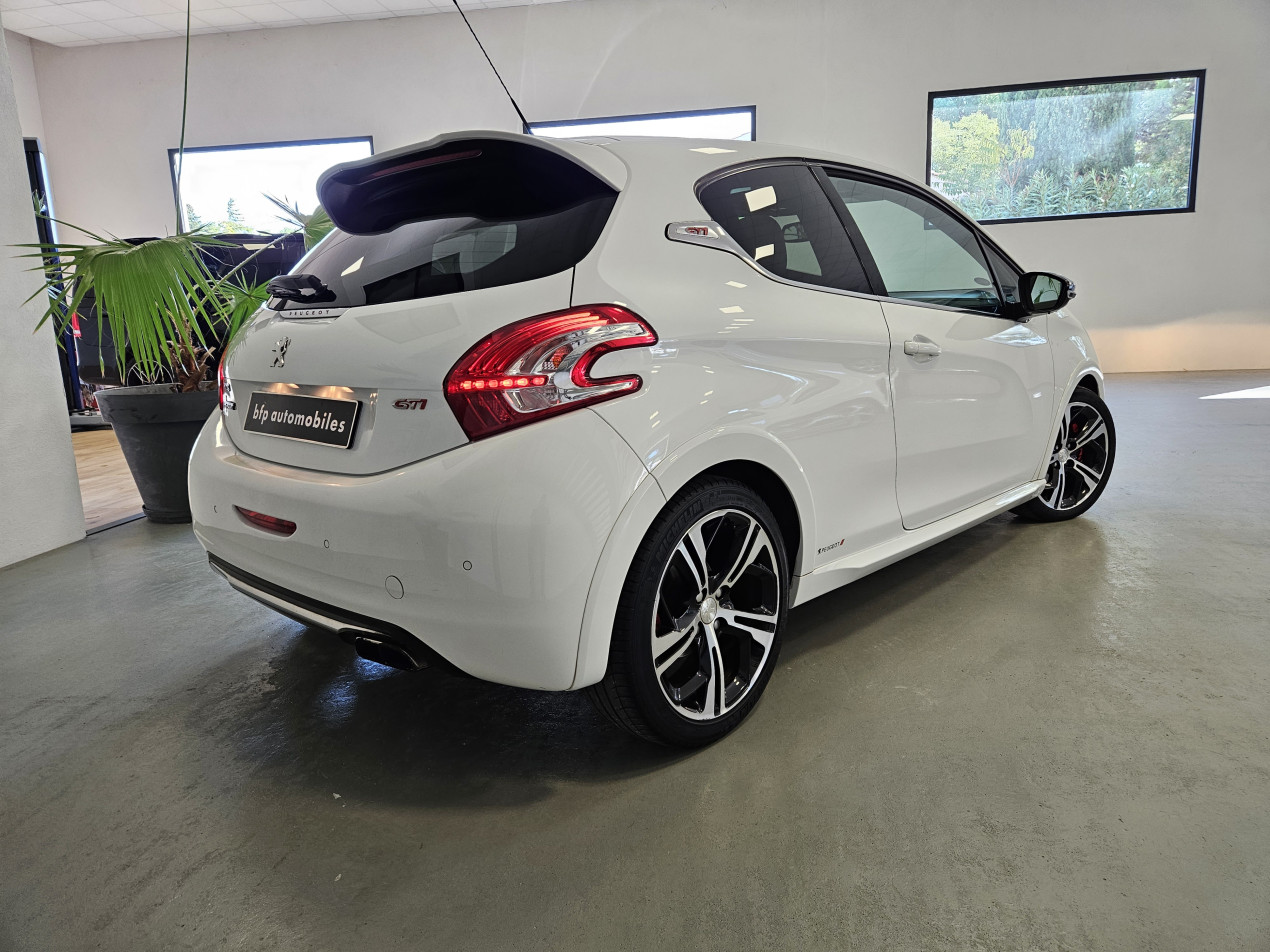 Peugeot 208 GTi 200cv